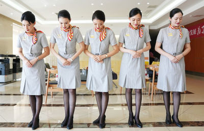 重庆 空姐开展服务礼仪培训 迎接国庆假期旅游高峰